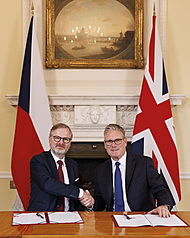 捷克總理費亞拉（左）14日在倫敦與英國首相施凱爾（右）會晤，雙方簽署協議，將合作發展核能小型模組化反應爐（SMR），共同搶攻國際出口市場。
（英國首相府提供）
