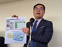 受颱風丹娜絲侵襲影響，經濟部統計共造成嘉南地區14.5萬片光電板損壞。環境部長彭啓明16日在立法
院受訪表示，經檢測當地水質，針對10項對人體有害的重金屬皆符合標準。
