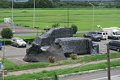 陸軍復仇者飛彈系統16日駐防新北河灘地，除復仇者飛彈系統的飛彈塔並未以偽裝布遮蓋保持在警戒狀態外，其他車輛均以偽裝網遮掩。