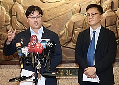 教育部次長朱俊彰(左)表示，教育部已組成專案輔導小組，將於下週入校檢視台師大的輔導機制，提供學生支持。(資料照)