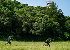 LG
漢光41號演習　南竿機場實施應變馳援操演
國軍漢光41號演習實兵操演持續進行，馬祖防衛指揮
部16日下午在南竿機場實施應變馳援操演，透過戰術
運用與火力掩護，展現國軍應變作戰能力。
（馬祖防衛指揮部提供）
中央社記者潘欣彤傳真　114年7月16日
