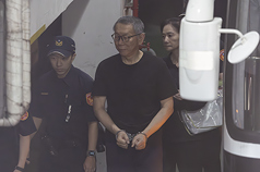 圖為前台北市長柯文哲(中)與國民黨台北市議員應曉薇(右)步下囚車，準備進入法院。資料照。
