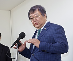 衛福部長邱泰源17日在立法院受訪表示，台師大女足抽血案，學生的受教權與人權不可以被侵犯、
沒有模糊空間。