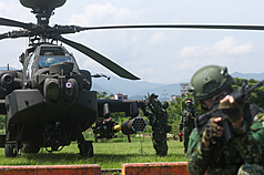 「漢光41號演習」持續進行，陸軍航空601旅17日在新北市樹林區執行陸航直昇機油彈再整補作業，出動
AH-64E阿帕契攻擊直升機在空曠處降落，地面部隊快速執行掛彈操演。