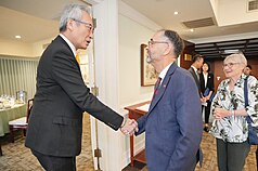 外交部政務次長吳志中16日午宴歐洲法語區地方政要訪問團，歡迎法國貝西亞市（Beziers，另譯：貝濟耶市）市長梅納（Robert Menard，另譯：梅納爾）一行5人於15至20日來台訪問。
（外交部提供）