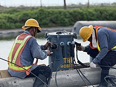 圖為台電工作人員進行電力搶修。(台電公司提供)
