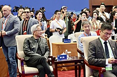 第3屆「中國國際供應鏈促進博覽會」（鏈博會）於7月16日至20日在北京舉辦。展會17日舉行活動邀請美
國輝達（NVIDIA）創辦人黃仁勳與之江實驗室主任、阿里雲創始人王堅進行對談。
