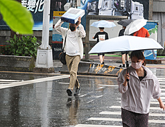 受到雙颱環伺影響， 晚間起北部注意局部大雨。(中央社資料照片)
