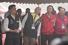 台北市2025城鎮韌性演習17日下午登場，台北市長蔣
萬安（左起）與AIT處長谷立言（Raymond 
Greene）、國安會副秘書長林飛帆等人前往中華電信
信義園區，關切「戰時關鍵基礎設施搶救及大傷救援
演練」情形。(圖 : 中央社)
