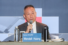 台積電17日舉行法說會，財務長黃仁昭（圖）會中表示，第二季營收、毛利率確實受到新台幣升值影響，且第3季可能持續受干擾，不過台積電會透過其他方式調控，長期毛利率可望達53%以上。 (圖：中央社)