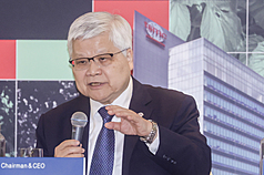 台積電17日舉行法說會，法人關注美國「大而美法案」是否影響海外設廠步調。董事長魏哲家（圖）表示，感謝美國政府的幫助，但海外布局首要考量是基於客戶需求，日、德廠的布局也不會因此有所影響。 (圖：中央社)