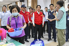 總統賴清德（中）17日在台北市長蔣萬安（中右）的陪同下至台北市中山國小視導北部城鎮韌性演習，視察災民收容救濟站與發放物資演練。(圖：中央社)