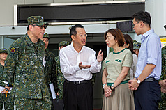 國軍漢光41號演習實兵演練17日進入第9天，國防部長顧立雄（左2）赴三總視導傷病患疏散及醫療量能撤離實兵演練。(圖：中央社)