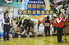 總統賴清德（右）17日視導台北市2025城鎮韌性（防空）演習情形，致詞時表示，這次演習向國際社會證明台灣絕對有能力守護國家主權、維護民主自由；相信只要團結不分朝野黨派，一定可以克服種種難關。左為台北市長蔣萬安。