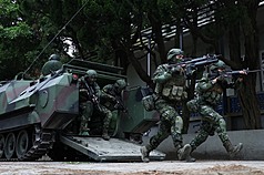 圖為官兵迅速下車展開戰鬥隊形，展現戰場應變與續戰能力。（馬祖防衛指揮部提供）
