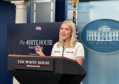 網路流傳美國總統川普腿部腫脹及手部瘀青的照片，白宮發言人李威特17日在記者會上表示，川普接受檢查後發現有慢性靜脈功能不全的狀況，手背瘀青則與經常握手及服用阿斯匹靈有關。

