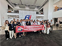 北美洲台灣商會聯合總會8日走訪鴻海科技集團位於美國威斯康辛州的製造基地，見證AI伺服器生產快速成長。（蔣序龍提供）