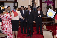 總統賴清德(右2)18日上午在總統府接見「邦交國青年來台圓夢計畫」首批來台青年，向來台友邦青年握手致意。
