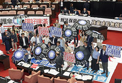 立法院民眾黨團提案再延會至8月31日，立法院院會18日進行表決，在場立委108人，藍白挾人數優勢以59比49表決通過，民進黨立委手舉標語，質疑藍白延會是為將司法保護傘撐好撐滿。