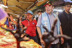 前總統馬英九（右2）19日上午陪同國民黨立委賴士葆（左）到台北市景美市場掃街，呼籲民眾投下「不同意罷免」票。
