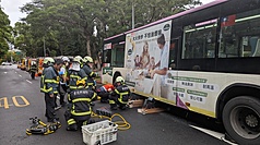 台北市19日發生一起行人過馬路遭公車撞上的車禍，經送醫後宣告不治，台大醫院證實死者為衛福部桃園醫院乳房外科主任級醫師周佳正。(翻攝畫面)