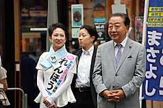 本屆日本參議院選舉，共有40名女性當選，創下歷史新高。圖為立憲民主黨提名、參選比例代表選區參議員的台裔前參議員蓮舫(左)與立憲民主黨代表野田佳彥(右)16日在東京新宿街頭拜票。(中央社)