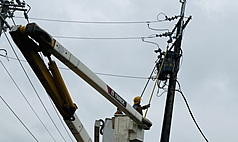 颱風丹娜絲過境造成嘉義縣市嚴重災損，逾36萬戶停電。台電動員日夜搶修，至19日晚間終於完成嘉義縣境內全面復電。（台電提供）
