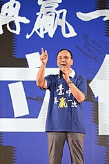 圖為國民黨主席朱立倫19日晚間出席台中西屯反罷免造勢晚會。
