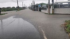受颱風薇帕外圍環流影響，花東地區持續性下雨，伴隨間歇性驟雨。圖為
台東火車站旁文昌路積水。

