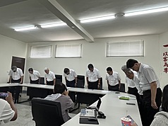 桃園醫院乳房外科主任醫師周佳正19日在台北市過馬路時遭公車撞死，肇事的欣欣客運20日召開記者會，董事長范大維（左4）鞠躬致歉，強調會負起相關責任。