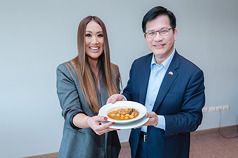 外交部長林佳龍（右）日前訪巴拉圭期間，接受當地網紅Yolanda Park（左）招待道地美食，傳遞對台灣的心意。（外交部提供）