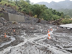 花蓮縣連日豪雨成災，花76線鄉道（圖）等多條道路交通中斷。（富里鄉公所提供）
