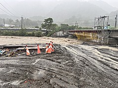 花蓮縣連日下雨，截至20日下午3時富里鄉累積雨量525毫米，多條道路交通中斷，蚊子洞便道（圖）路
基掏空封閉。（富里鄉公所提供）