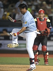 中華職棒明星賽20日於台北大巨蛋展開第2戰，6局下，TEAM TAIWAN隊林智勝（前）在進打擊區前，大跳韓團Super Junior歌曲Sorry Sorry。
