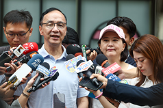 立委罷免案進入最後階段，國民黨主席朱立倫（左2）22日到台北市中山區，陪同黨籍立委王鴻薇（右
2）車隊掃街。
