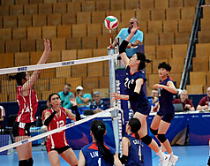 台灣女排22日在德國世大運5-8名排名賽面對中國，靠著背號21號張稦豈（右2）狂轟29分帶領下，以3比2上演5局逆轉秀，擊敗中國。（大專體總提供）

