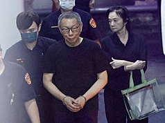 前台北市長柯文哲聲請行使罷免投票，法院裁定駁回確定。圖為柯文哲（右2）22日出庭應訊。

