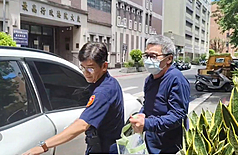 台北地院審理京華城案，21日裁定被告李文宗新台幣2000萬元交保，准予停止羈押，限制住居、限制出境、出海及配戴電子腳鐶。李文宗（右）23日辦保並完成配戴電子腳鐶後離開法院。(中央社)