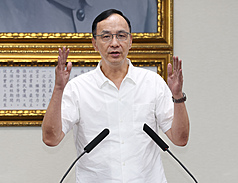 罷免投票日進入倒數，國民黨主席朱立倫（圖）23日在中常會上表示，就讓這場鬧劇到此為止，呼籲所有藍、綠、白以及中間選民都站出來，表達不同意罷免。(中央社)
