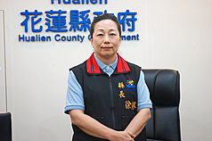 花蓮縣長徐榛蔚（圖）23日下午舉行記者會，駁斥和碩董事長童子賢震災善款爭議，表示其所述的新台幣7000萬元捐款計畫，縣府聞所未聞，強調不要讓意識形態謠言滿天飛。
