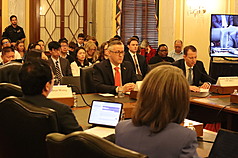 前美國海軍情報官史都德曼（發言者）及前中央情報局分析師孟沛德（紅領帶者）23日出席「與台灣同一陣線：反制中國政治戰與跨國鎮壓」聽證會。