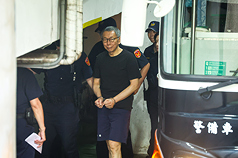 圖為台北地方法院審理京華城案，24日提訊前台北市長柯文哲（前中）。
