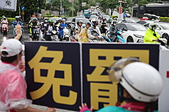立委罷免投票26日將登場，24日街頭上演同意、不同意罷免宣傳大車拼。圖為民眾在新北市重要交通通勤路口表達訴求，爭取支持。