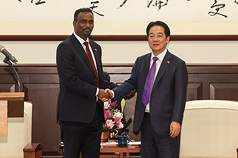 總統賴清德（右）24日上午在總統府接見索馬利蘭共和國外交暨國際合作部長巴卡曼（Abdirahman Dahir 
Adam）（左）訪團，雙方握手致意。
