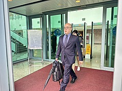 在押的前北市長柯文哲聲請26日行使罷免投票，台北高等行政法院24日開庭，柯文哲委任律師蕭奕弘（前）出庭。