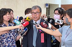 台師大女子足球教練周台英「抽血換學分」的「血論文」風暴，連日來震驚社會各界。教育部長鄭英耀24日出席活動時，肯定吹哨者簡奇陞挺身而出。