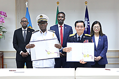 為強化國際海事安全合作，海洋委員會海巡署長張忠龍（右2）與索馬利蘭共和國海岸防衛隊司令哈里耶（Ahmed Hurre Hariye）（左2）24日共同簽署「台索海巡合作協定」。
（海巡署提供）