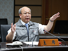 中選會副主委陳朝建（圖）表示，7月26日是罷免投
開票日，8月1日是審定公告日，因此8月1日就會依法
審定投開票結果，按照公職選罷法規定，若審定為罷
免通過者，依法當天將予以解職，也就是當天不能再
擔任立法委員、行使立委職權。(圖 : 中央社)
