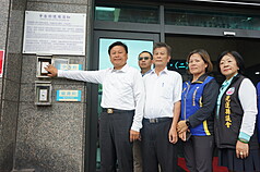 國民黨立法院黨團總召傅崐萁（左）24日下午親自前往花蓮地檢署按鈴提告，指和碩董事長童子賢選在罷免投票倒數前提出不實指控，意圖影響選舉結果，涉及違反選罷法。