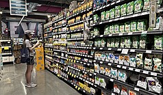 關稅帶來諸多不確定性，美國消費者至今尚未感受到通膨失控；經濟學家則預估，通膨高峰將出現在2026年。